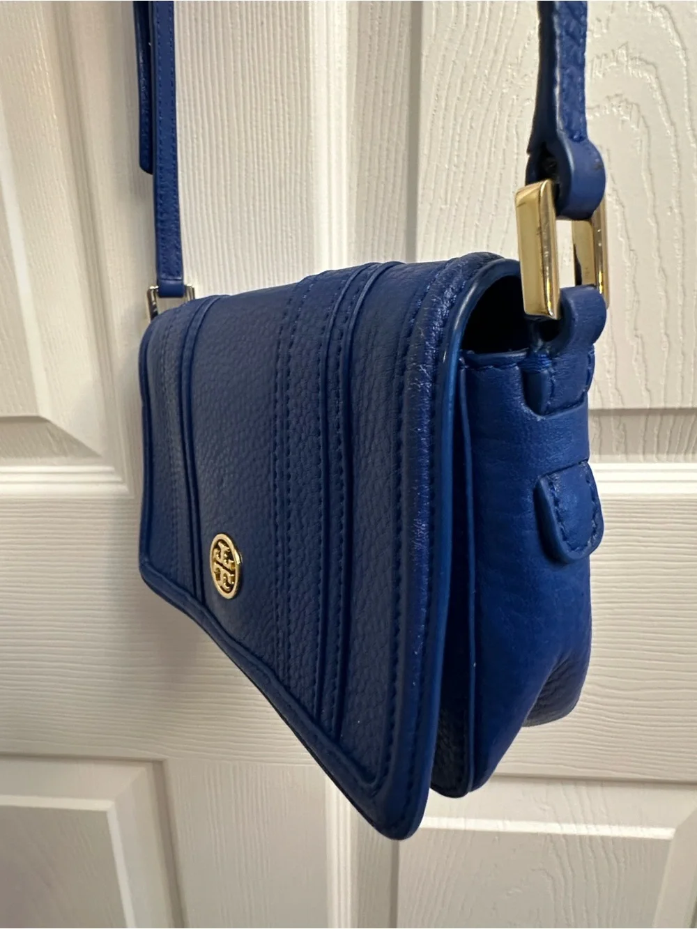 Tory Burch EUC Cobalt Pebbled Leather Crossbody with Gold Logo